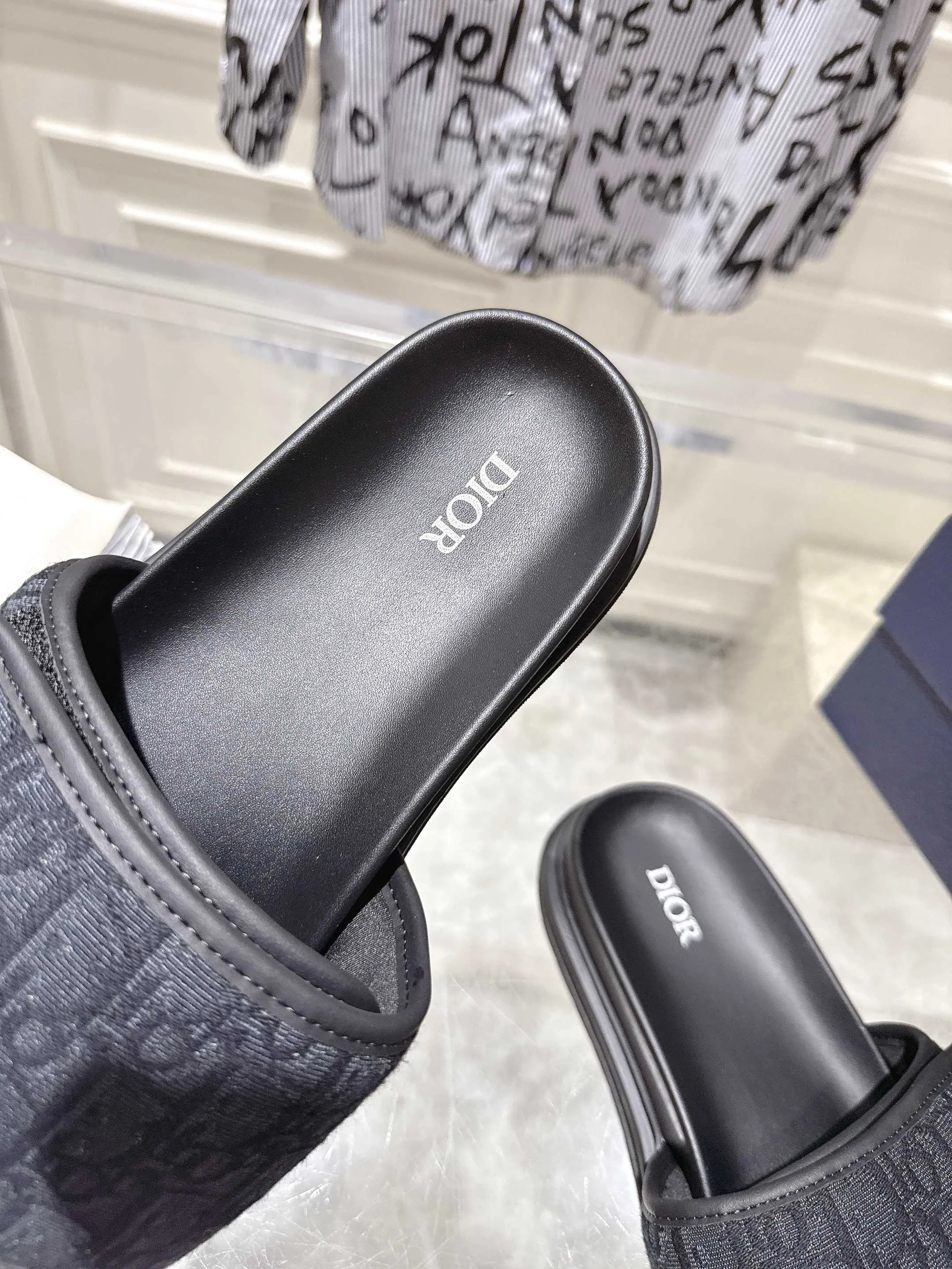 👟👟Ex-factory price 420👟👟 #Men's top version 𝐃𝐈𝐎𝐑# Dior's new men's summer slippers 🔥Purchase the original development Alias ​​sandals are new products in 2024. They are a leisurely and exquisite work. The upper is made of imported denim ➕ calfskin 🔥 Original molded rubber outsole provides the best comfort 🔥 ✔️Size: #38-46